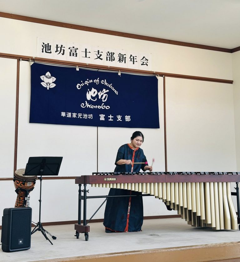 今年も池坊富士支部さんの新年総会で演奏をさせていただきました